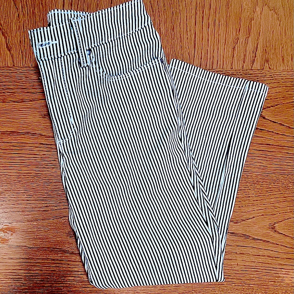 Charter Club Bristol Capri Size 4 Blue & White stripe EUC